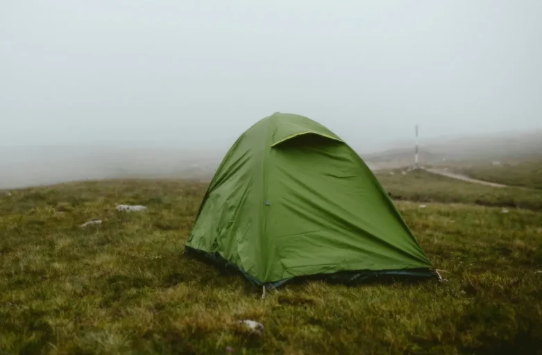 Att göra i tältet en regnig dag på camping